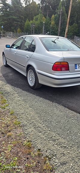 BMW 528i 3 of 6