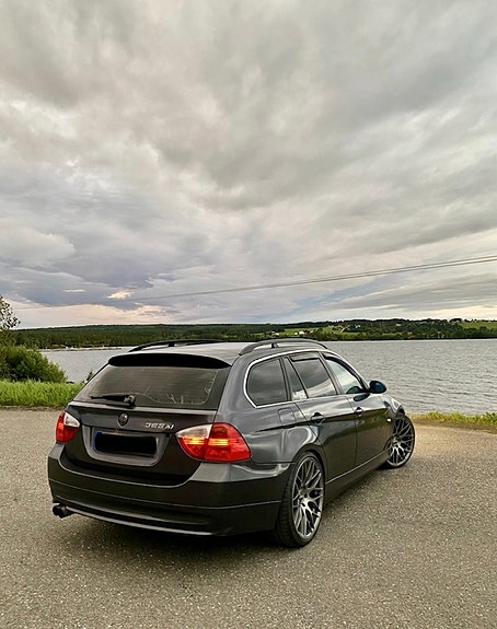 BMW 325Xi 2 of 6