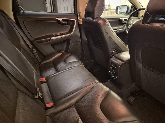 Volvo XC60 11 of 15