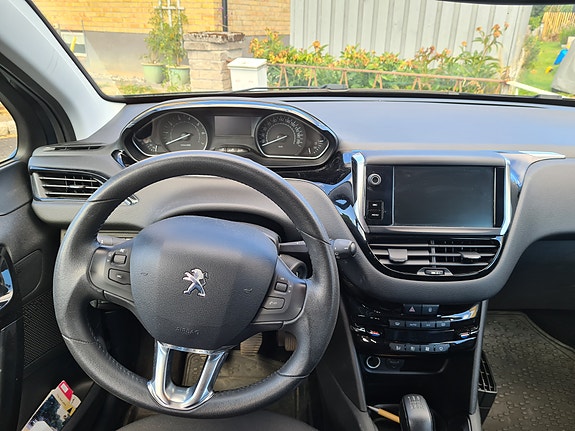 Peugeot 208 2 of 8