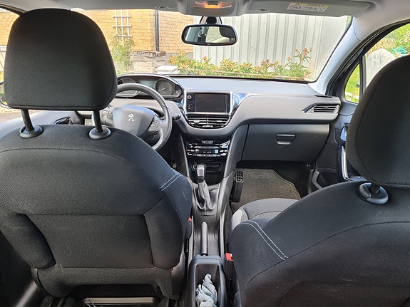 Peugeot 208 4 of 8