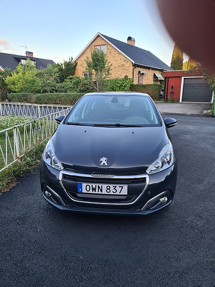 Peugeot 208 3 of 8