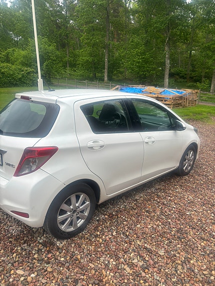 Toyota Yaris 2 of 5