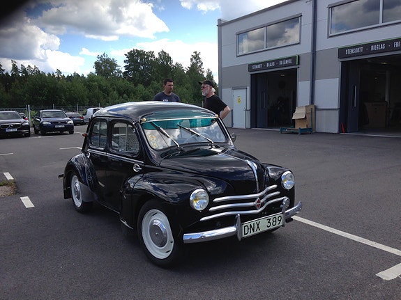 Renault 4 CV 3 of 4