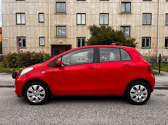 Toyota Yaris 2 of 9