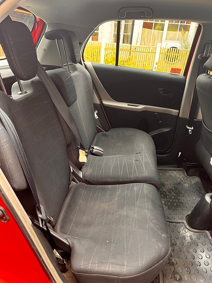 Toyota Yaris 6 of 9