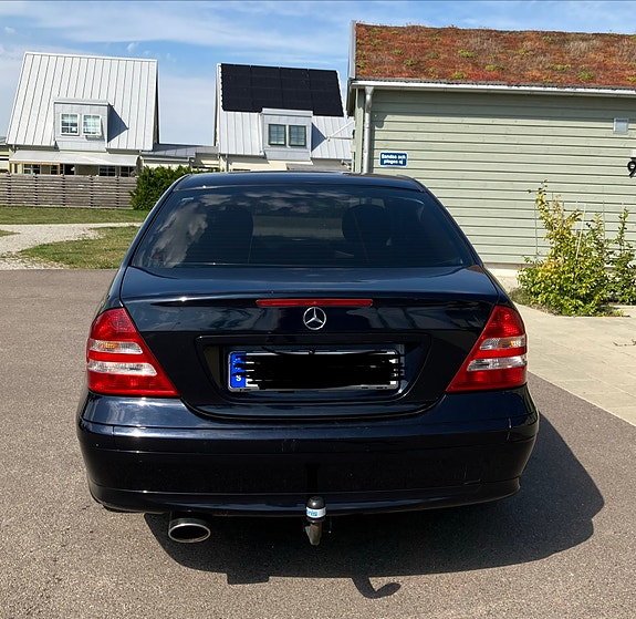 Mercedes-Benz C180 2 of 10