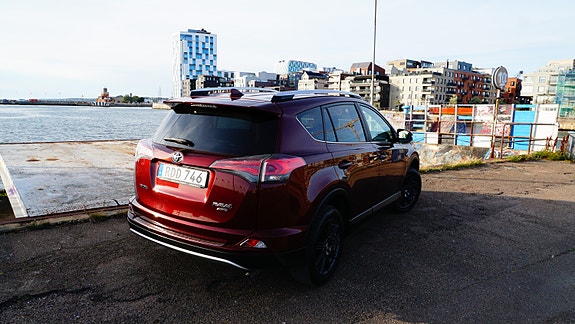 Toyota RAV4 4 of 13