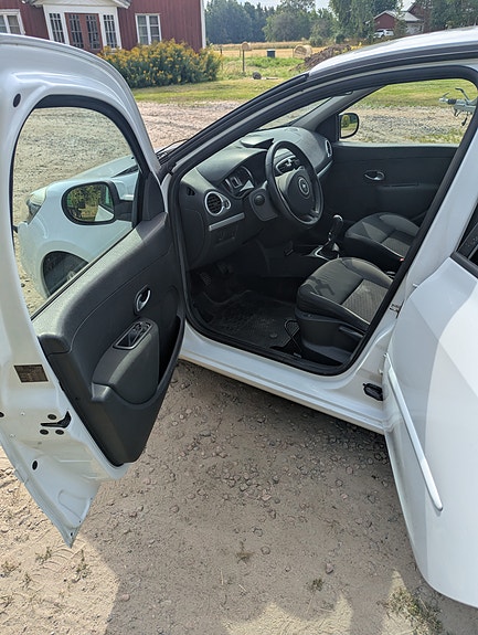 Renault Clio 8 of 16