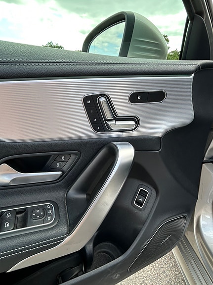 Mercedes-Benz A250 e 5 of 13
