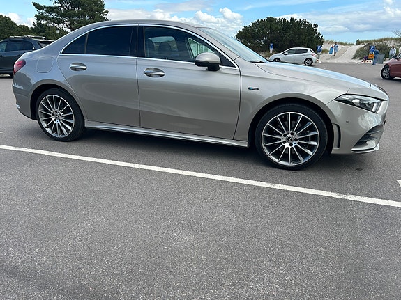 Mercedes-Benz A250 e 10 of 13