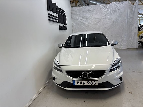 Volvo V40 2 of 9