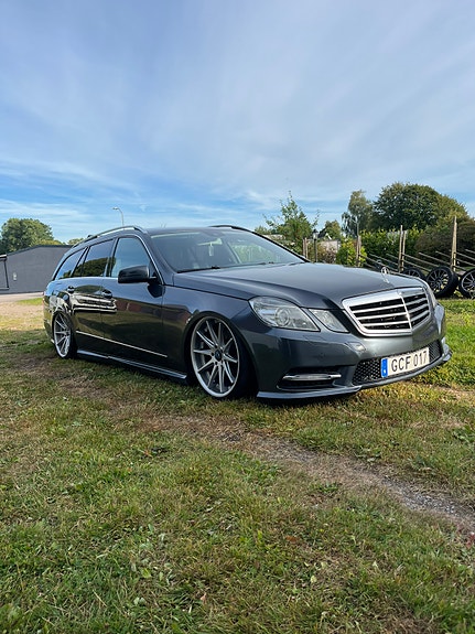 Mercedes-Benz E220 2 of 9