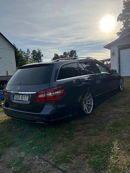 Mercedes-Benz E220 3 of 9