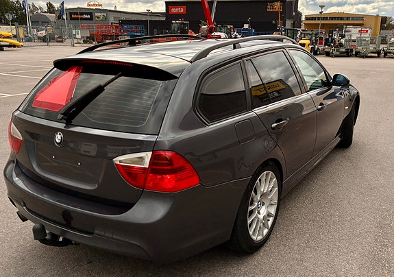 BMW 320i 2 of 6