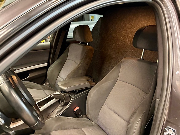 BMW 320i 6 of 6