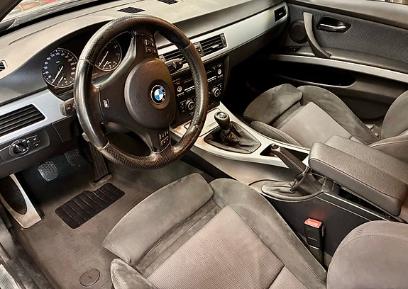 BMW 320i 5 of 6