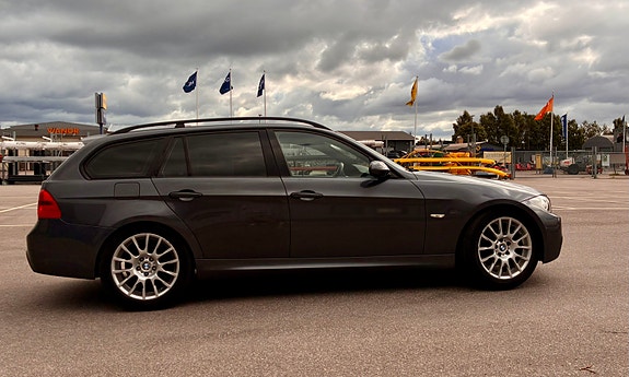 BMW 320i 3 of 6