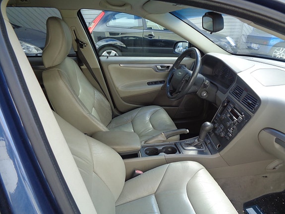 Volvo V70 7 of 9