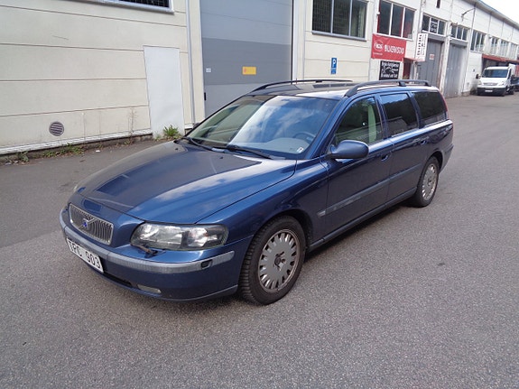 Volvo V70 2 of 9
