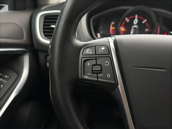 Volvo V40 Cross Country 13 of 23