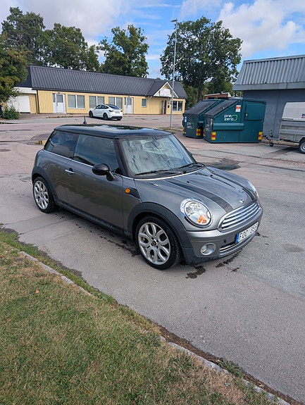 MINI Cooper 2 of 5