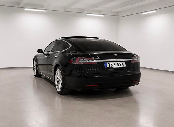 Tesla Model S 4 of 6