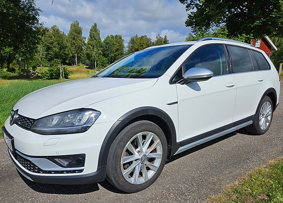 Volkswagen Golf Alltrack 2 of 7