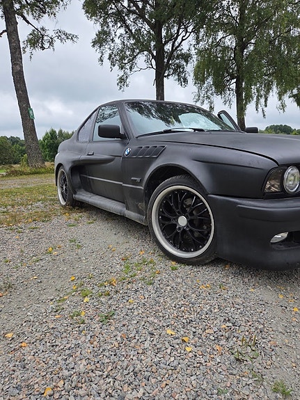 BMW 525tds 2 of 5