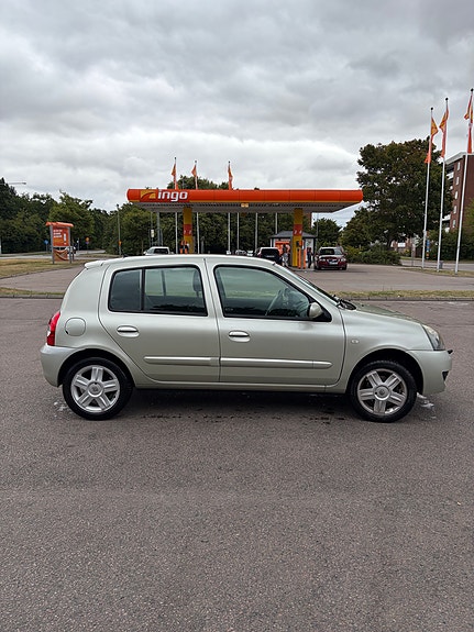 Renault Clio 2 of 8