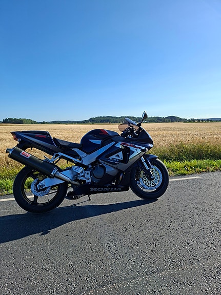 Honda CBR900RR 2 of 3