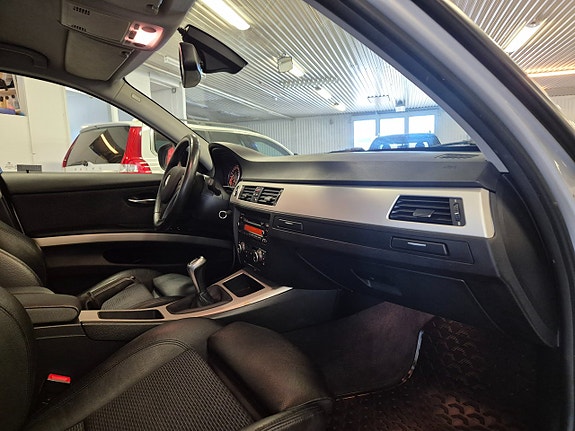 BMW 320d 11 of 17
