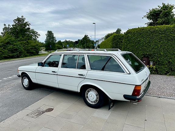 Mercedes-Benz 200 2 of 6