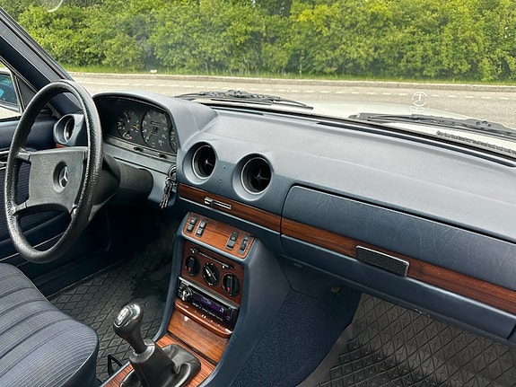 Mercedes-Benz 200 5 of 6
