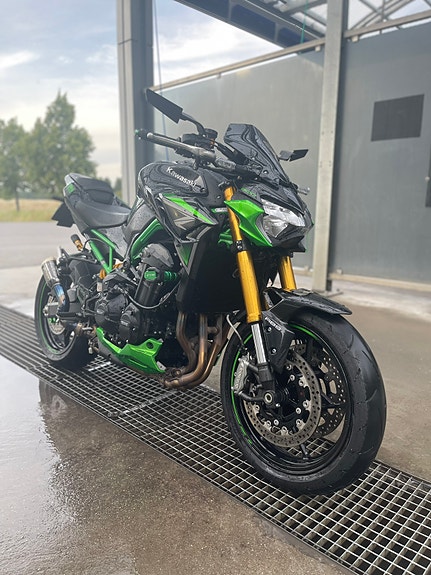 Kawasaki Z900 2 of 7