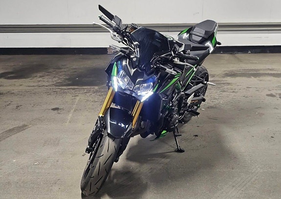 Kawasaki Z900 3 of 7