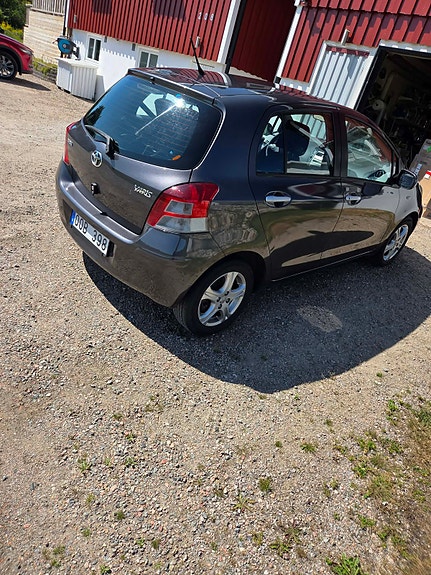 Toyota Yaris 5 of 12