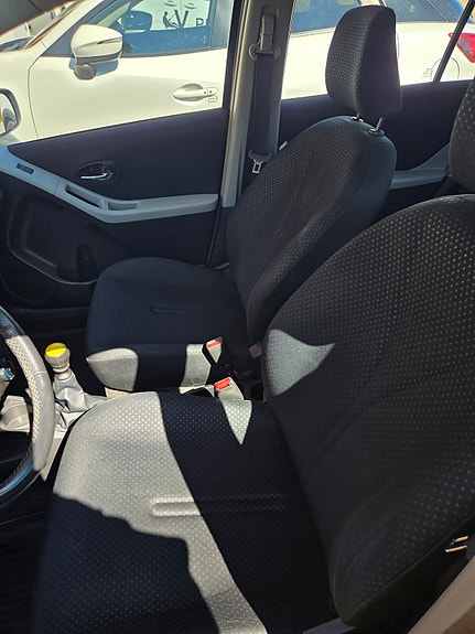 Toyota Yaris 9 of 12
