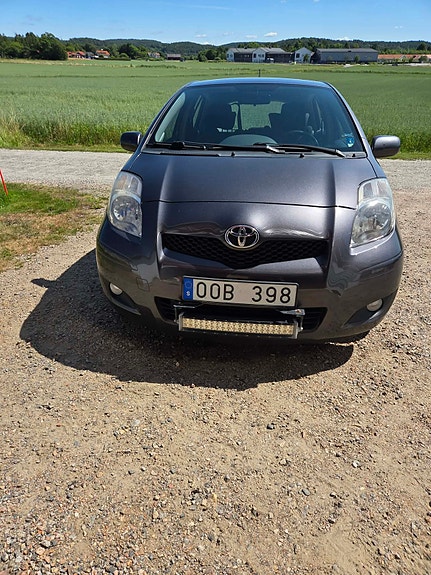 Toyota Yaris 3 of 12