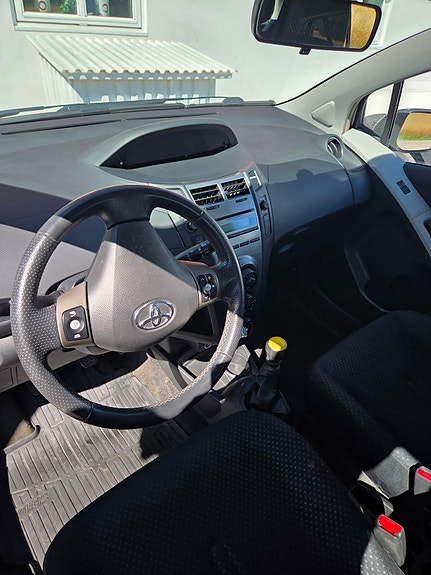 Toyota Yaris 8 of 12