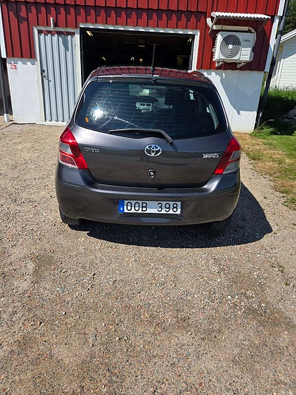 Toyota Yaris 4 of 12