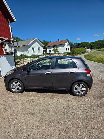 Toyota Yaris 6 of 12