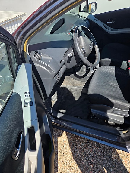 Toyota Yaris 7 of 12