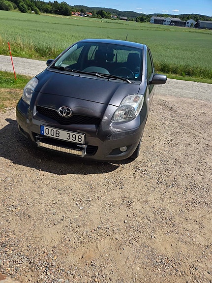 Toyota Yaris 2 of 12
