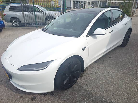 Tesla Model 3 4 of 7