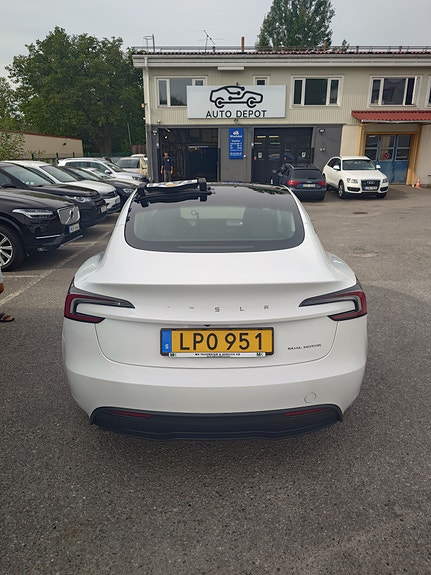 Tesla Model 3 2 of 7