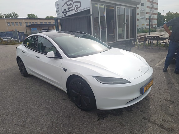 Tesla Model 3 5 of 7
