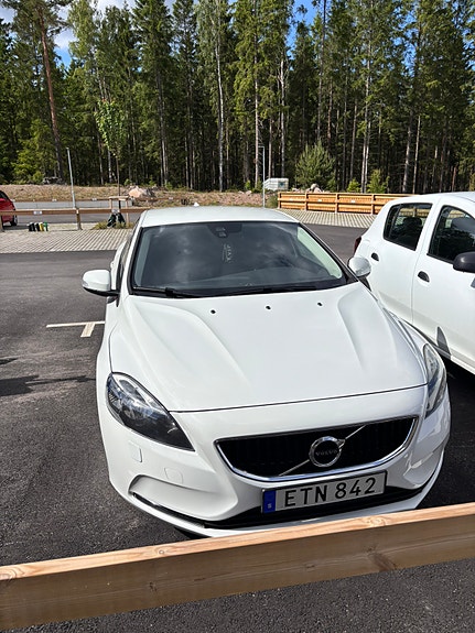 Volvo V40 2 of 10