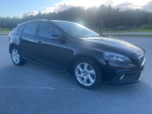 Volvo V40 Cross Country 2 of 10