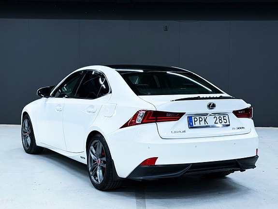Lexus IS300h 10 of 22